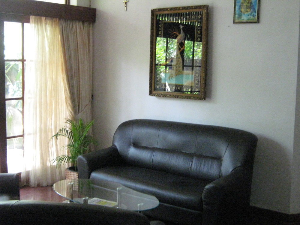 Zen Rooms Modern City Inn Негомбо Экстерьер фото