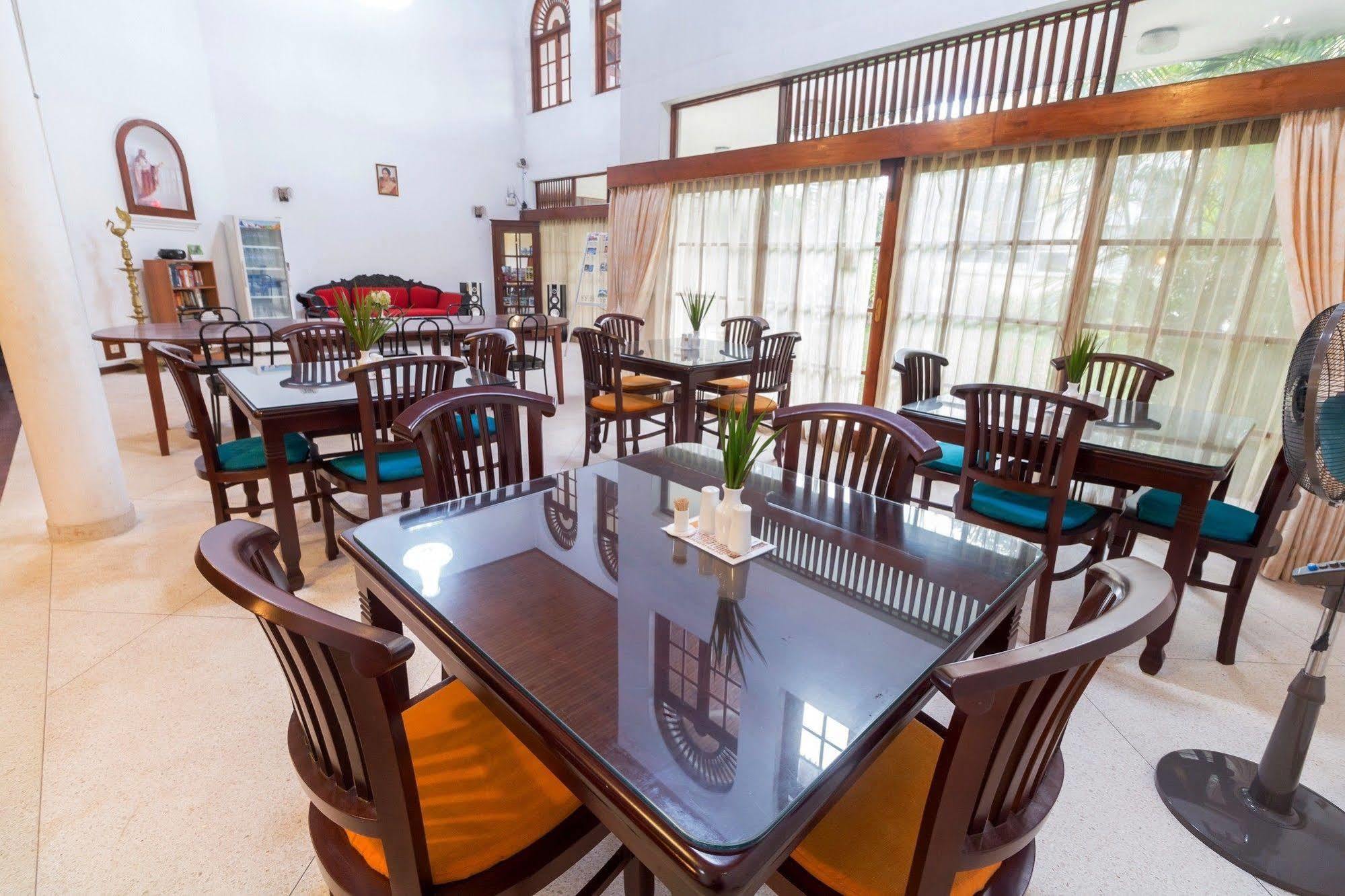 Zen Rooms Modern City Inn Негомбо Экстерьер фото