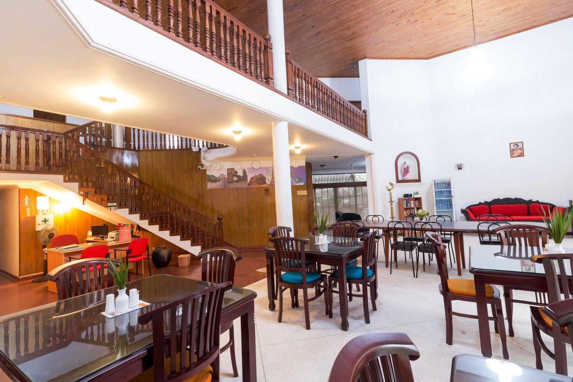 Zen Rooms Modern City Inn Негомбо Экстерьер фото
